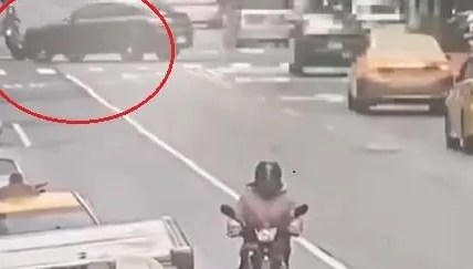 快訊/台北嚴重車禍！女騎士卡賓士車底命危送醫　事發影像曝光
