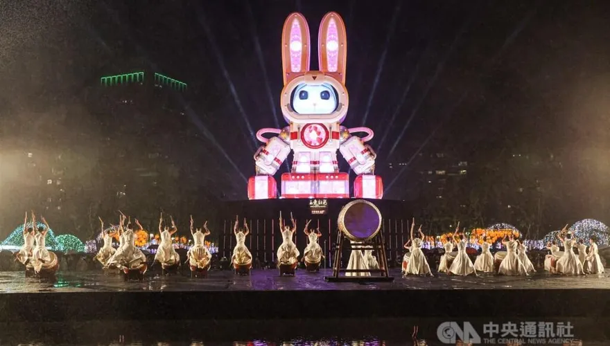 影/台灣燈會點亮台北「玉兔壯彩」炫目　日韓團體表演吸睛