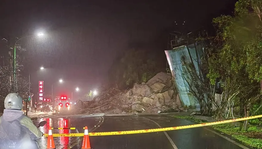 快訊/金山陽金公路4.5K坍塌!水廠加壓站遭掩埋 道路單線雙向通車