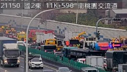 快訊/國2西向「6車追撞」！預拌混泥車遭撞翻　1男失去生命跡象