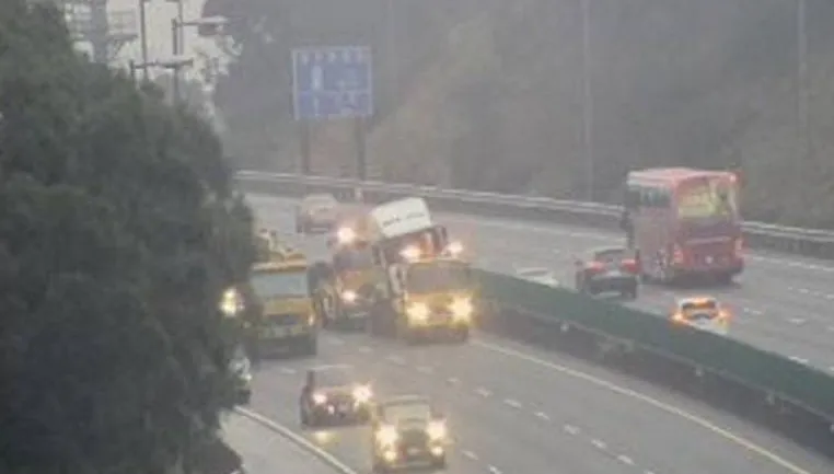國3貨櫃車自撞護欄「騎上」分隔島！一度回堵3公里　上午9時排除