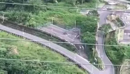 影/草嶺櫻花祭停車場成甩尾場！駕駛涉這2罪罰　警將依法告發