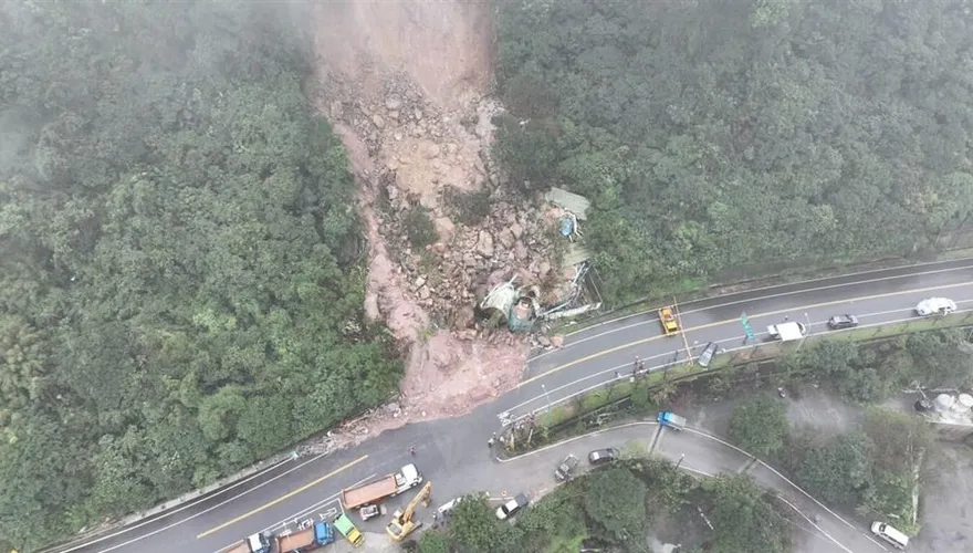 陽金公路山壁崩塌壓毀水廠淨水設施！傍晚道路雙向搶通　300住戶暫無水可用