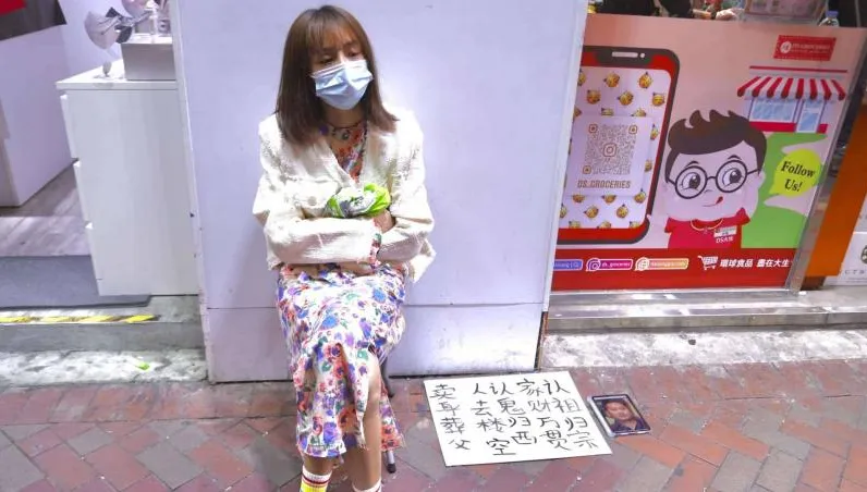 開口就要上百萬！女子香港街頭「賣身葬父」　「亡父」竟是陸劇《狂飆》導演