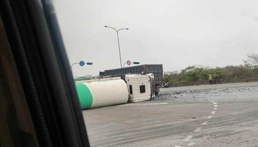 影/台61線香山段驚險車禍！槽車翻覆橫躺90度　駕駛獲救脫困