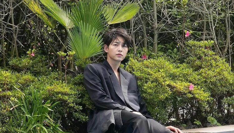 準爸爸宋仲基再曝喜訊！新戲「演悲苦脫北者」　超狂童顏「和小11歲女星譜戀曲」