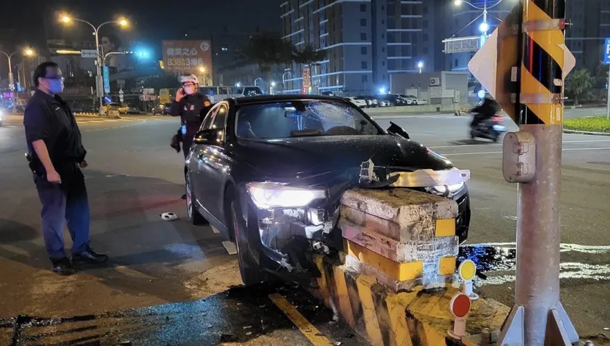 台中男暗夜酒駕自撞頭部受傷送醫　BMW車頭全毀吞掉安全島