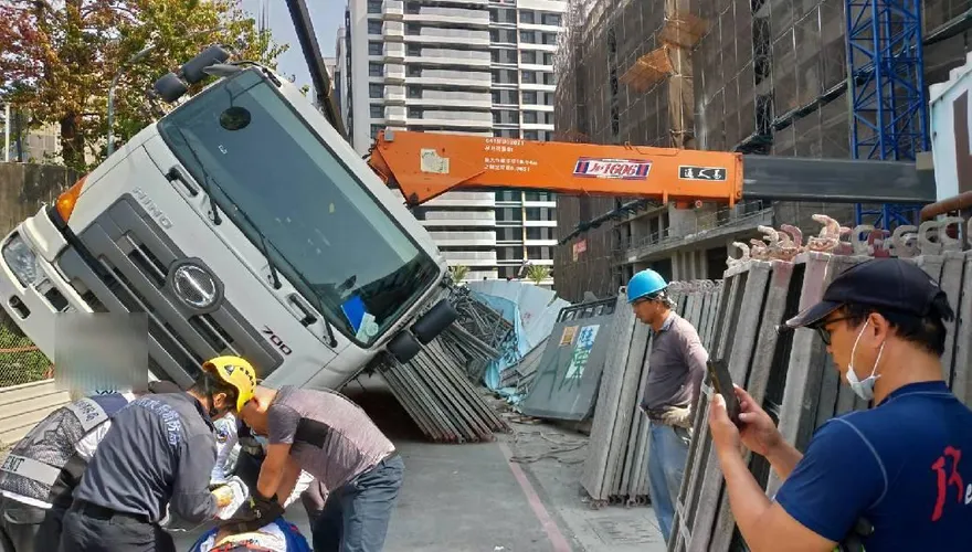 快訊/高雄工安意外！鷹架從拖板車上滑落「壓傷2工人」　他無呼吸心跳送醫