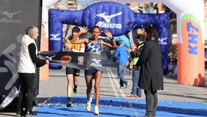 超勵志！視障女跑者碾壓所有正常選手　破紀錄奪西班牙半程馬拉松冠軍