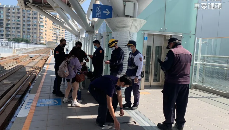 高雄輕軌誤點10分鐘！頑皮男童手鑽椅縫「卡住了」　工作人員協力助脫困