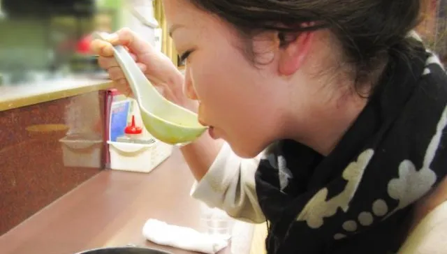吃東西嘴巴抖不停？食藥署揭恐是藥物不良反應引起的「兔兔症候群」！