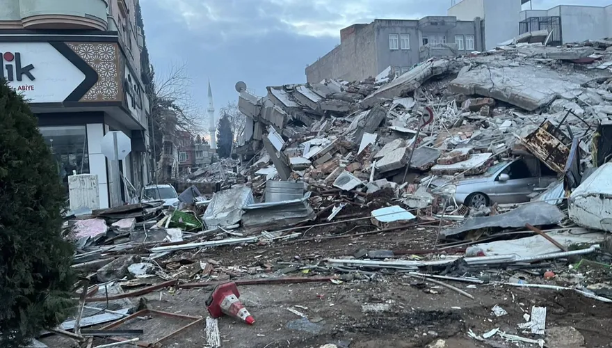 影/台灣搜救隊抵土耳其災區　8樓建物「夷為平地」驚悚畫面曝
