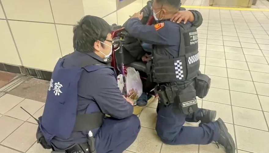 影/「手可以借我一下嗎？」無助身障婦獨佇捷運站　暖警這舉動被拍下全網讚爆