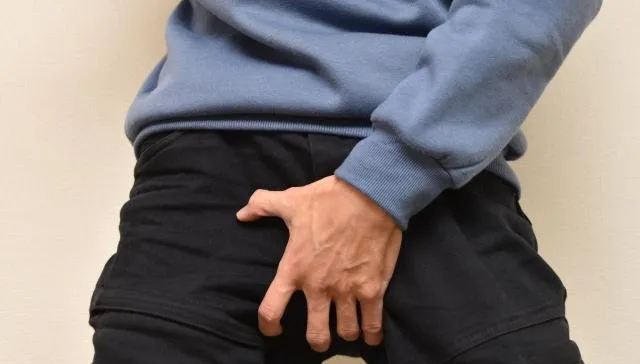 男人的痛！一男子40年結石狂復發「上百次」　直呼「如果是鑽石，自己早就很有錢了！」