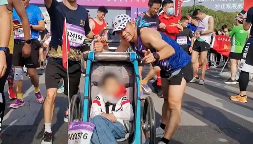 只為讓孩子開心！快遞父推重度腦癱兒跑完55場馬拉松　故事惹哭全網