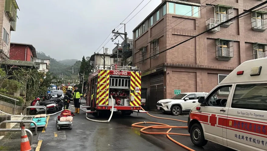 快訊/新北深坑住宅瓦斯桶氣爆　現場冒濃煙警消救援中