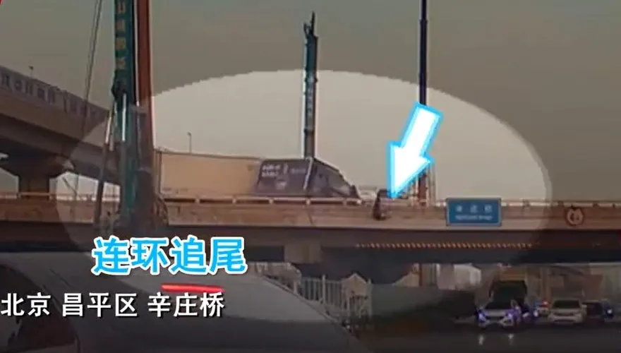 影/太嚇人！車禍後未撤離被來車撞飛　男子墜橋下車流險遭輾