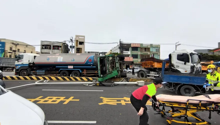 影/台中港連環車禍！多車失控撞一團　砂石車當場翻車…車頭凹陷畫面曝