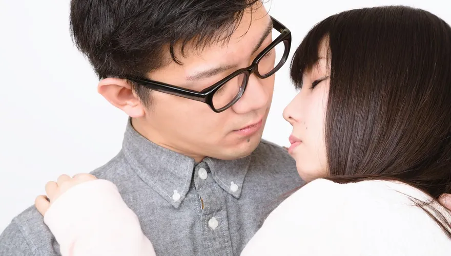 凍未條！來看12星座男「最禁不起什麼誘惑」　雙魚男對姊姊系女生最心動