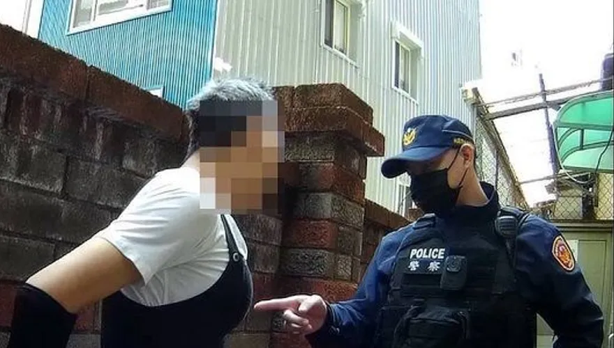 通緝犯喬雙UU車頭燈假扮大姐姐落跑　糗了！臉忘了化妝被抓包
