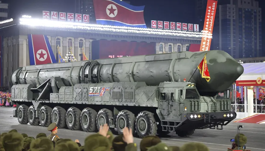 動員2.2萬人！北韓建軍節閱兵秀新型飛彈　金正恩愛女成另類「嬌點」