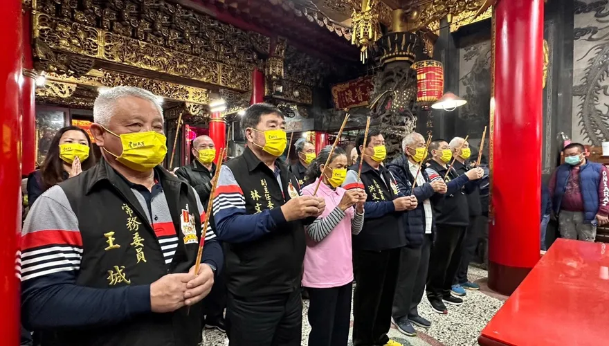 拱天宮白沙屯媽「放頭旗」！懸廟門龍柱供參拜　9天8夜進香正式展開