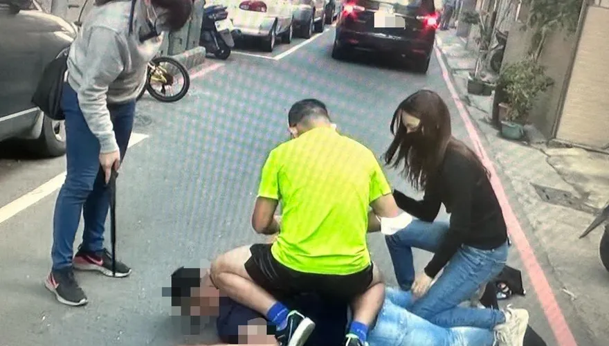 求逮捕！仙氣女警單膝壓制毒販　主嫌17歲少女指使小弟折手機滅證遭訴
