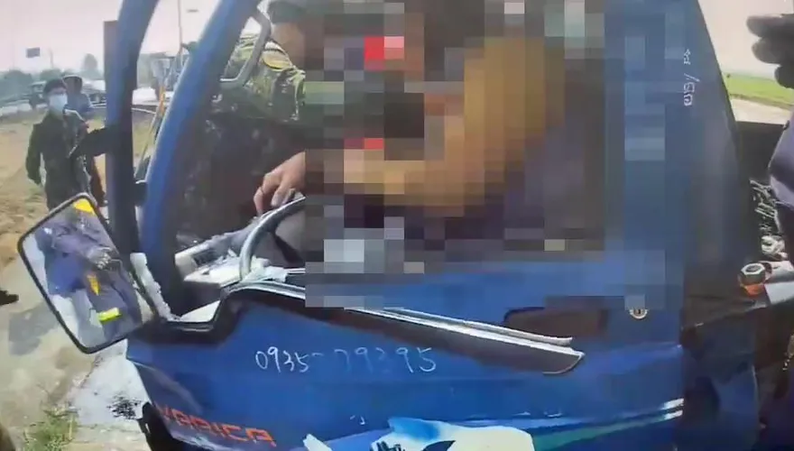 影/嘉義男車禍撞電桿！頭破血流困車內…熱血國軍幫搶救