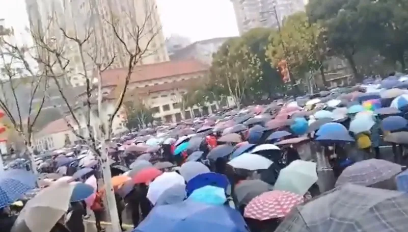影/上萬武漢退休民眾聚市府前維權　抗議醫保改革後補貼大砍七成