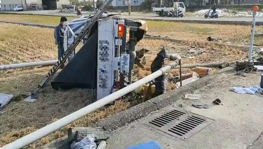 快訊/悲痛！嘉義貨車高速撞飛腳踏車「車頭全爛」　2名小六女學童宣告不治