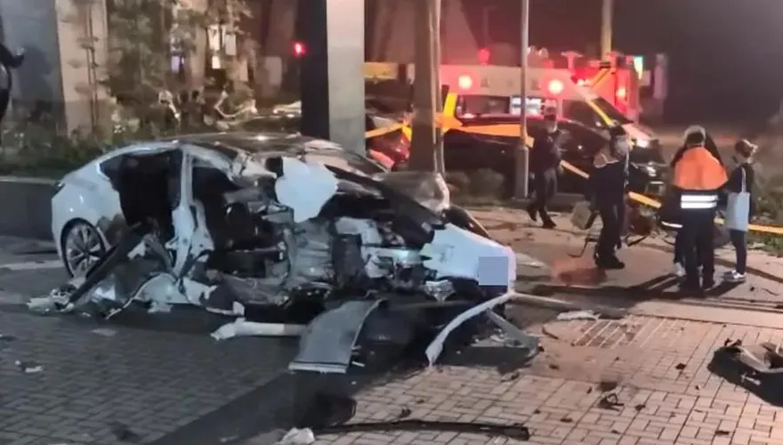 男酒駕開特斯拉撞路樹！副駕乘客慘死　他供稱「這原因」才出車禍