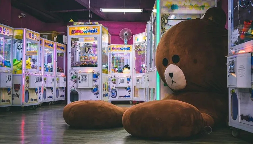 「搖」到11碗泡麵！2男搞夾娃娃機遭業者怒告　法官認這行為判無罪
