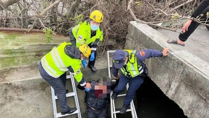 影/6旬老翁巡農田遭強風吹倒...慘困3公尺深圳溝1hr　所幸路人發現獲救