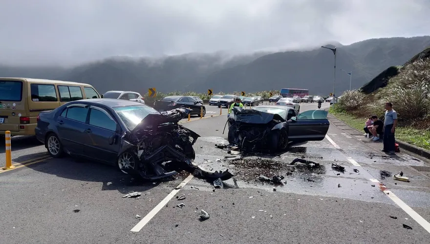 影／台2線基隆路段轎車對撞釀1死4傷　警追查車禍原因