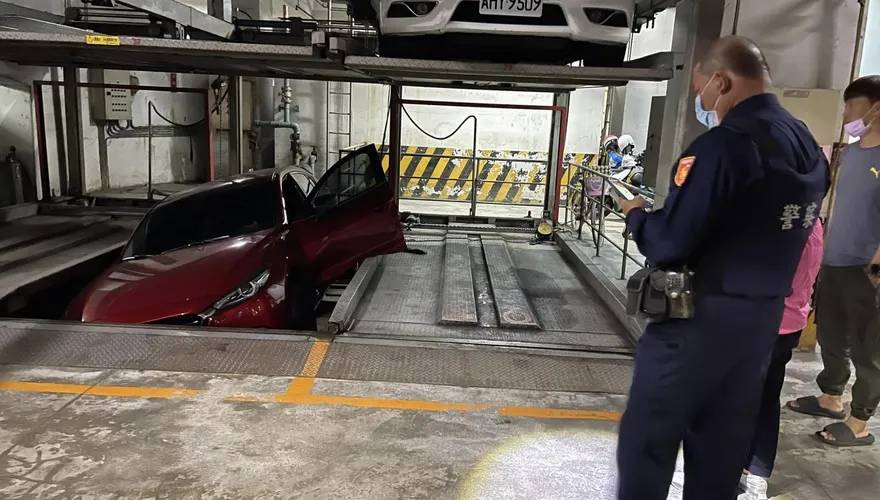 影/嫩妹停車「機械車位下移」險成肉餅！他釀禍竟甩鍋：沒錢賠…拍屁股走人