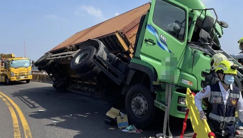 影/高雄貨櫃車翻覆　側躺護欄險墜橋！驚險畫面曝光
