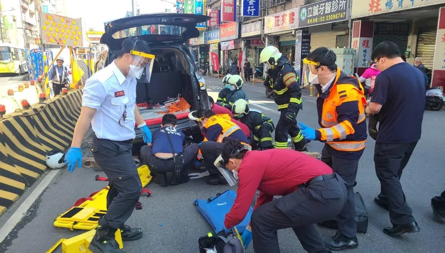 影/騎士等紅綠燈遇劫！慘被捲車底「傷重不治」…事發畫面曝