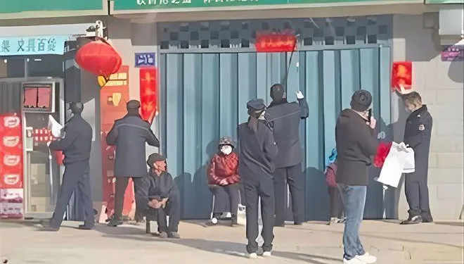 影/「迎接文明城市」江蘇城管挨家挨戶撕春聯　網友轟：有了文明沒了文化
