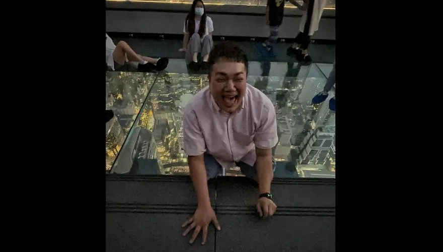 挑戰泰國最高「透明觀景台」！關韶文嚇壞全程跪地　網美照計畫泡湯
