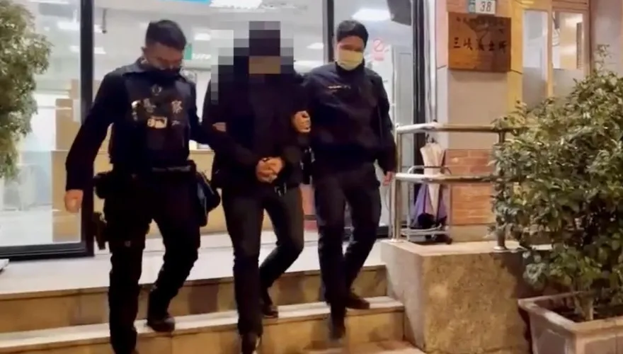 影/聽某嘴大富貴！他開車與妻吵架抓狂撞車　東西掉出來被警上銬GG了