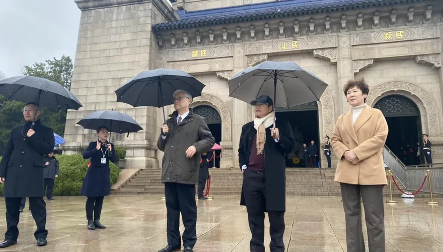 夏立言赴南京中山陵謁陵「緬懷國父」參訪歷史檔案館