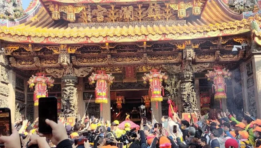 白沙屯媽祖進香/「粉紅超跑」停駕大甲鎮瀾宮　「閃亮三姐妹」癸卯相會