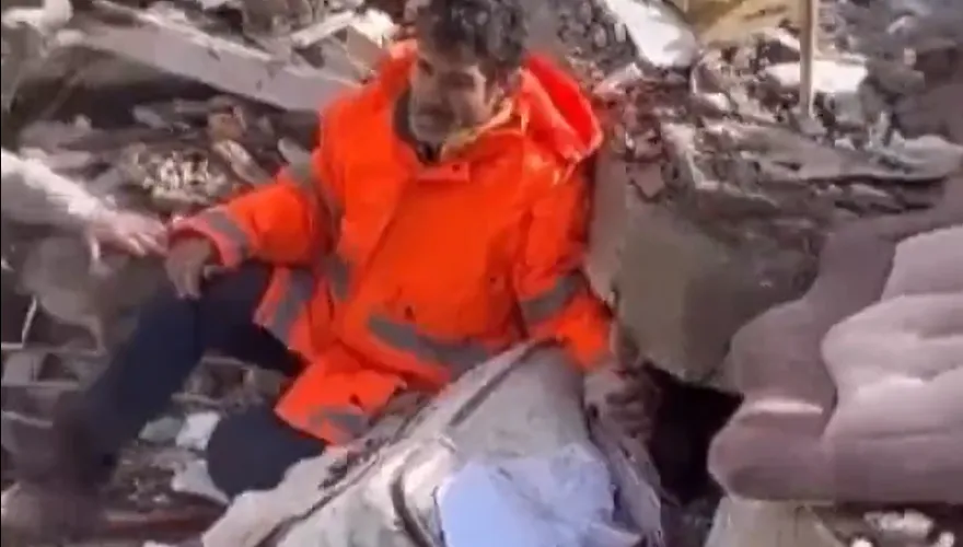 土國震災「父親緊握廢墟下女兒」照片故事曝光！父嘆：一個人救不出女兒