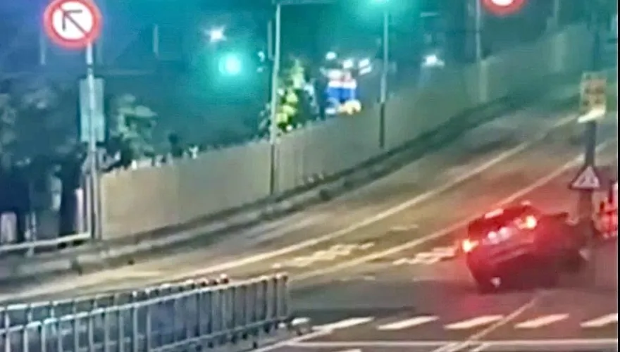 韓籍男子深夜酒駕開車載妹　「碰！」一聲車子撞台北橋橋墩GG了