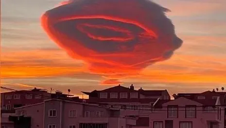 影/土耳其強震凶兆？「超巨鮑魚漩渦雲」籠罩上空1小時　專家出面說話了