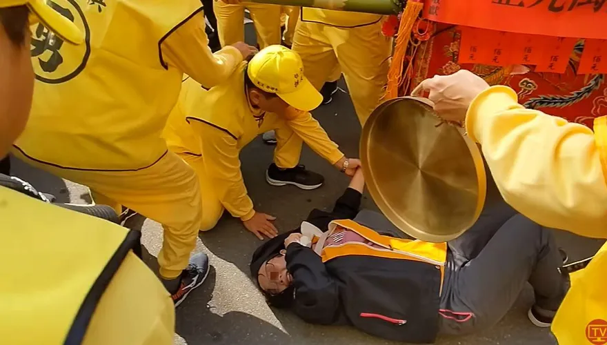 白沙屯媽祖進香/太感人！香燈腳不支倒地　媽祖婆陪她等到救護車來才離開