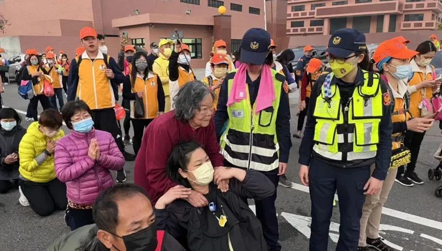 白沙屯媽祖進香/信徒見神轎秒落淚！85歲嬤無法跪拜　暖警「當坐墊」協助鑽轎底