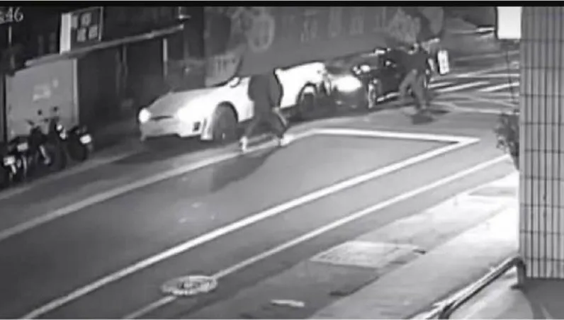 林口特斯拉遭包夾！疑欠賭債被7煞「砸車＋開槍」警火速逮人