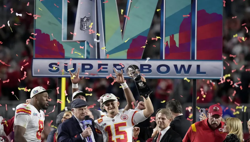 快訊/克服半場10分落後！NFL超級盃酋長末節逆轉勝老鷹　勇奪隊史第3冠