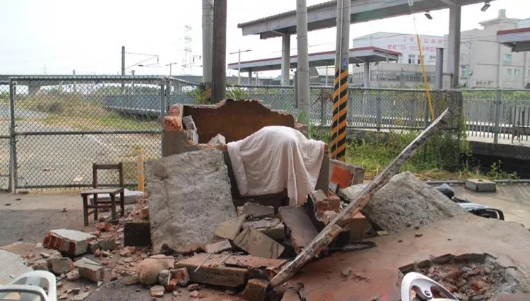影/沒先拜拜請示？台南工人拆小廟　竟被屋頂壓倒慘死